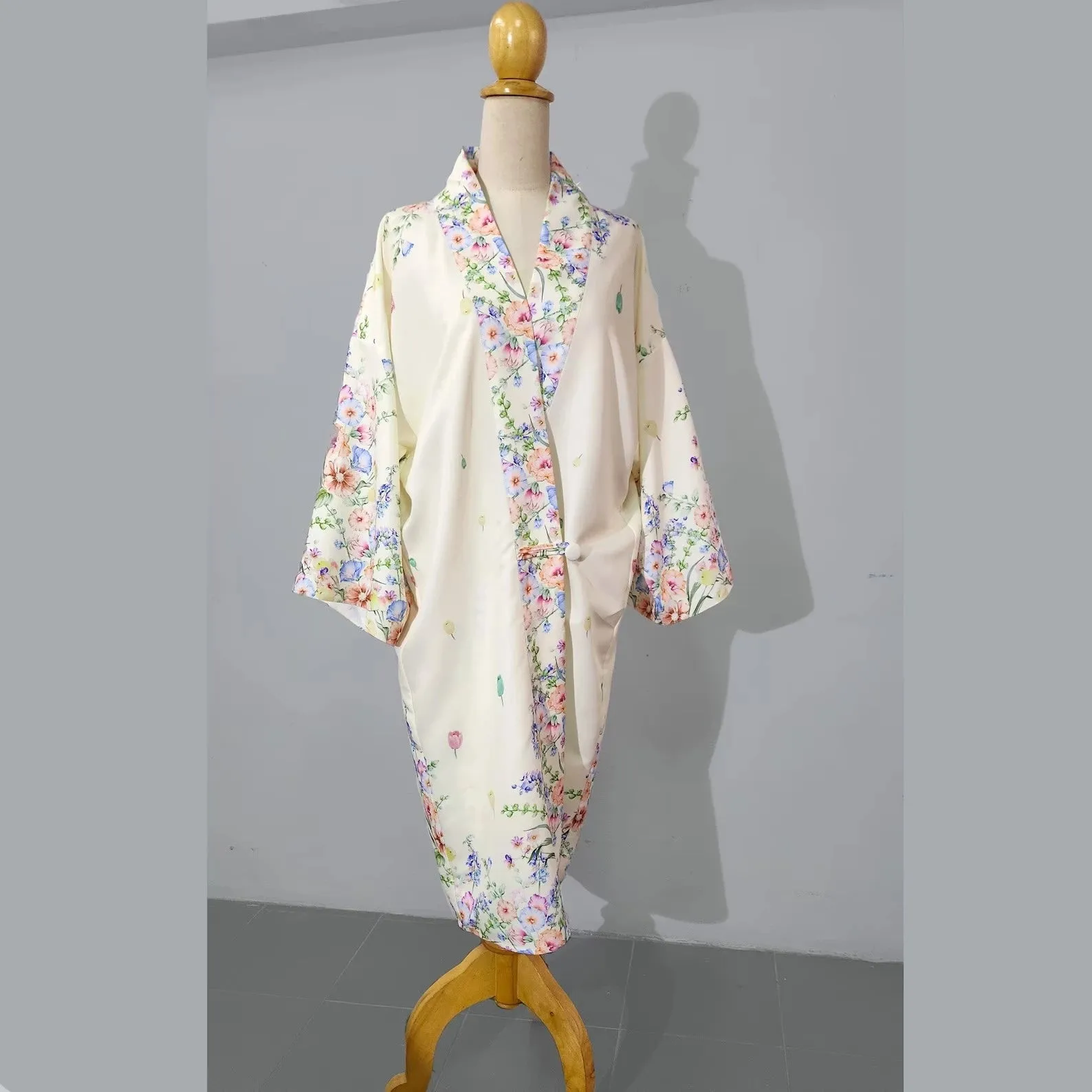 Cream floral oriental 1920s kimono robe with button closure