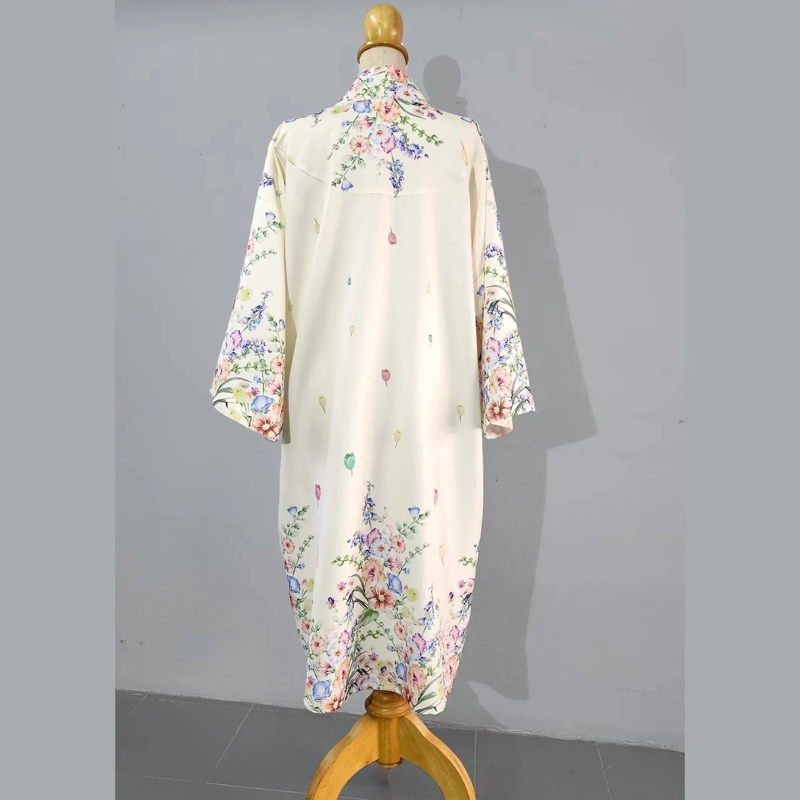 Cream floral oriental 1920s kimono robe with button closure