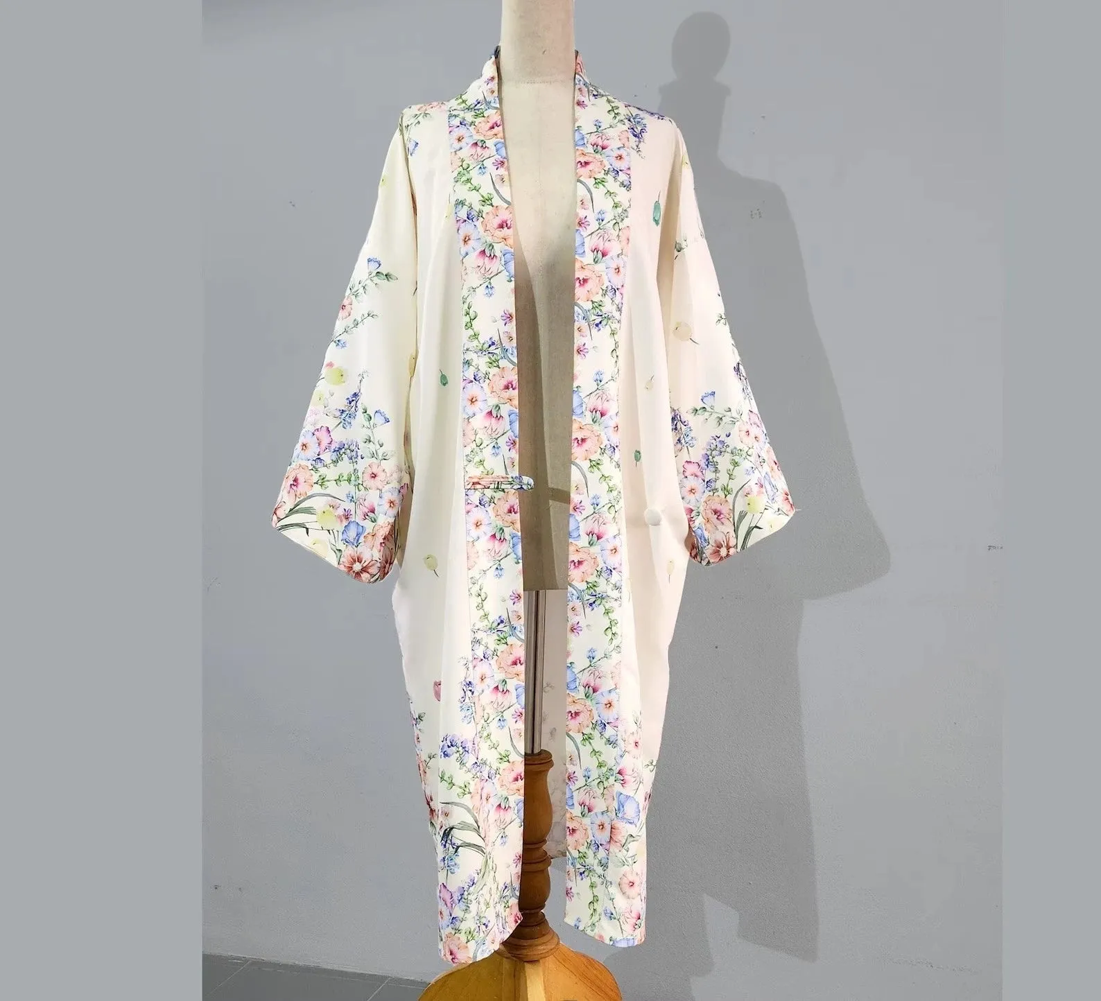 Cream floral oriental 1920s kimono robe with button closure